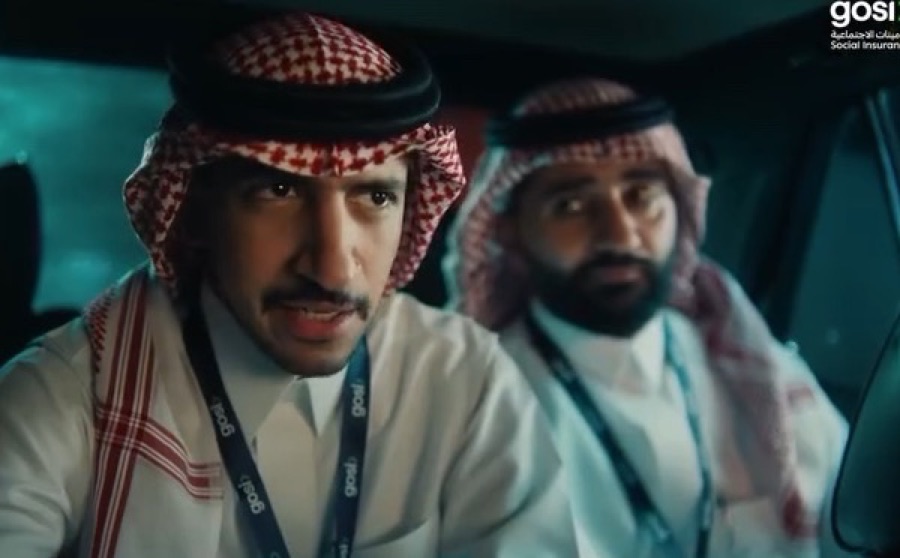 موظفا التأمينات في المقعد الخلفي