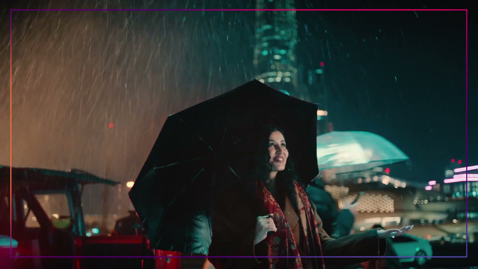 المطر والمظلة في افتتاحية الفيلم